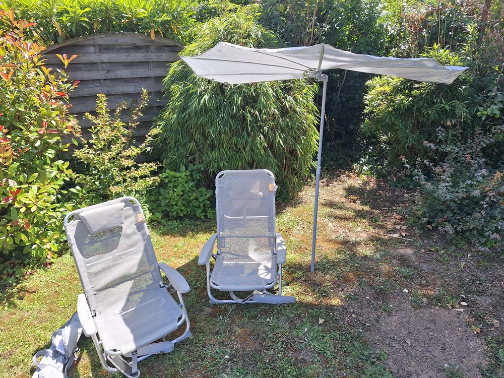 Lot de 2 petits transats et son petit parasol Jardin