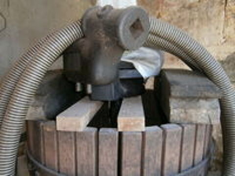   PRESSOIR A VIN ANCIEN 