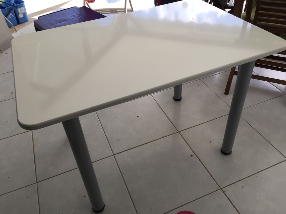 Table blanche d?appoint en pierre reconstitu&eacute;e Meubles