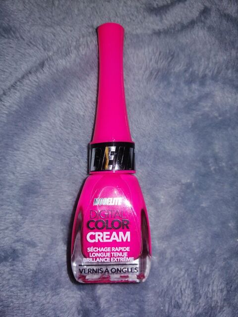 Vernis a ongles.
Rose. 10 Saint-Gratien (95)