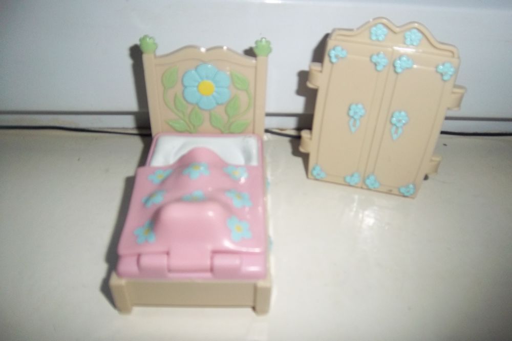 Petite armoire et son lit pour mini poup&eacute;e Jeux / jouets