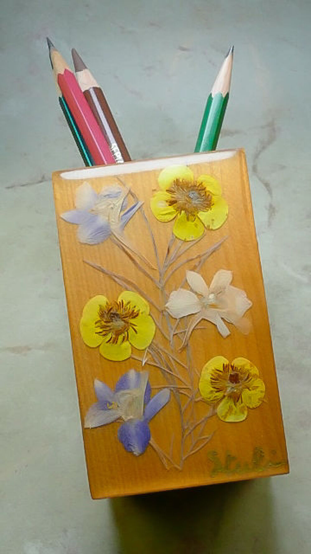 Porte crayons en bois et fleurs s&eacute;ch&eacute;es
