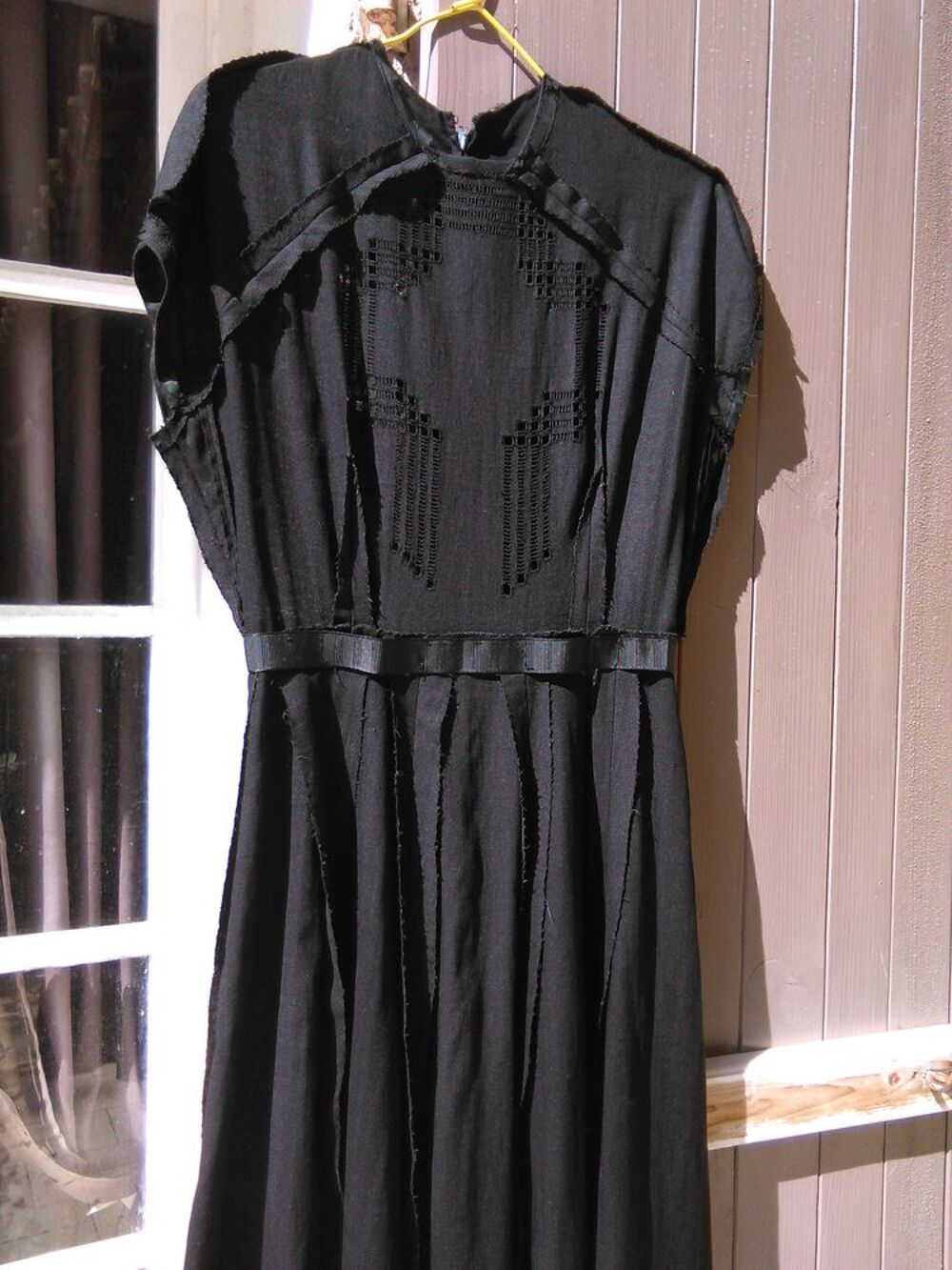 Vintage Robe "Henry A La Pens&eacute;e" authentique haut ajour&eacute; 