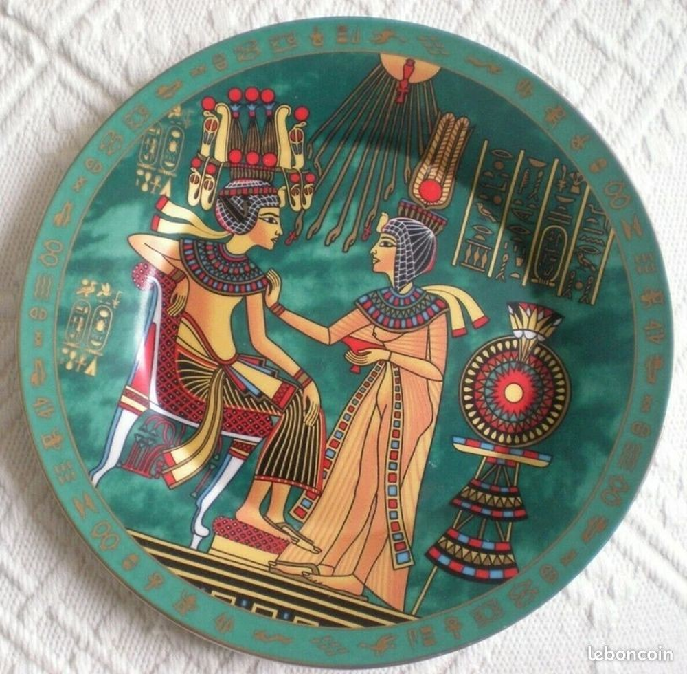LOT DE 2 ASSIETTES EGYPTYENNES ET 1 ASSIETTE TUNISIENNE Décoration