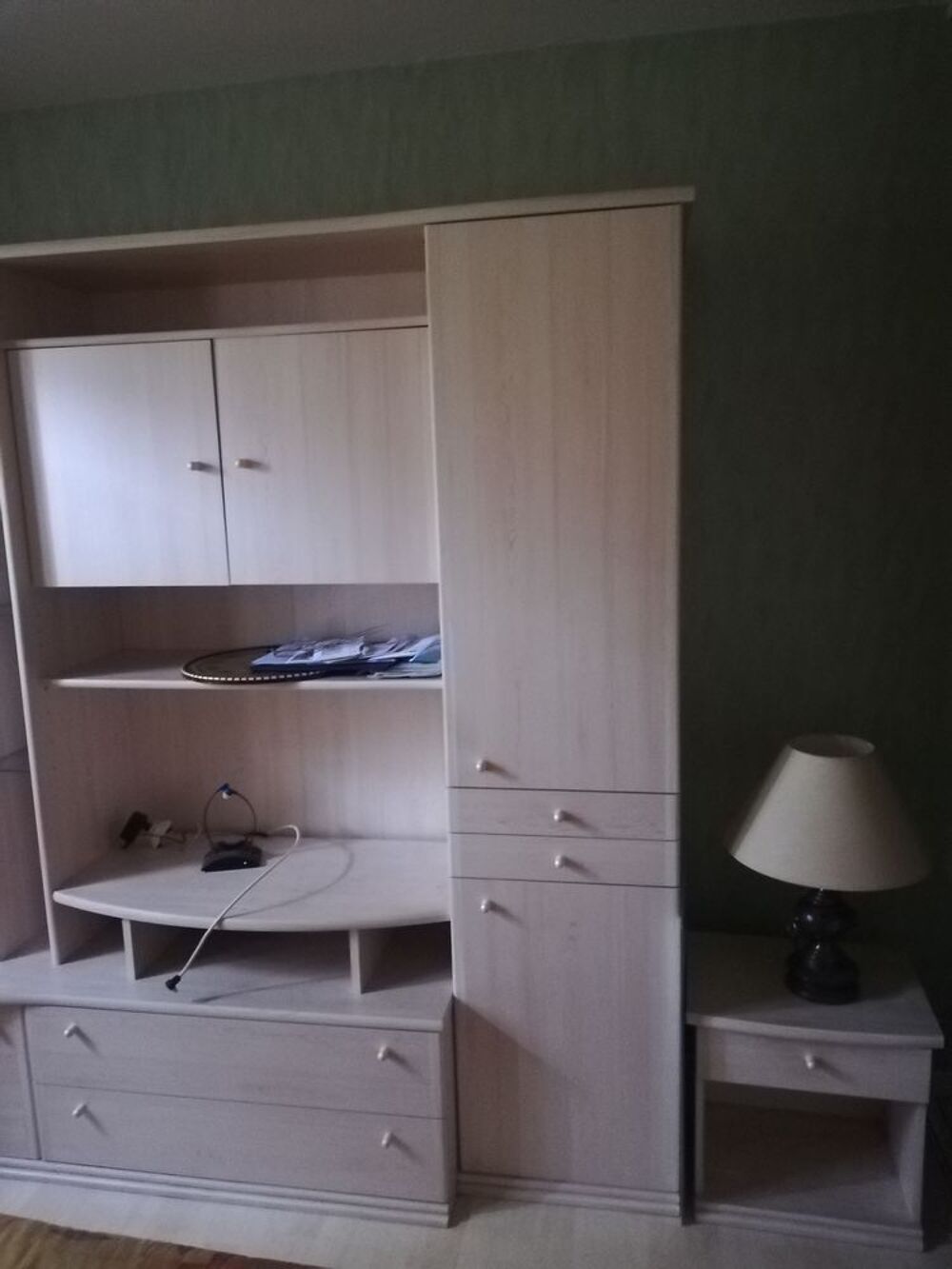 Grand meuble en bois. Décoration
