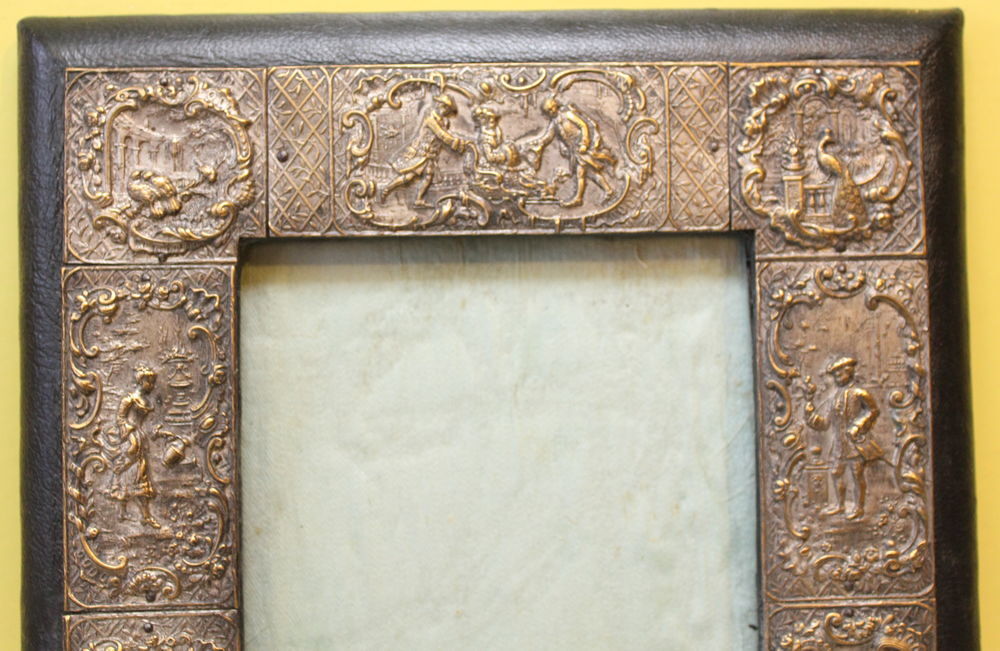 Cadre Napol&eacute;on III cuir noir avec plaques laiton argent&eacute;es Décoration