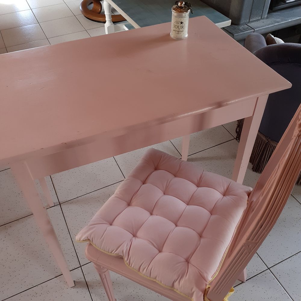  ensemble bureau fillette et 2 chaises tapiss&eacute;es Meubles