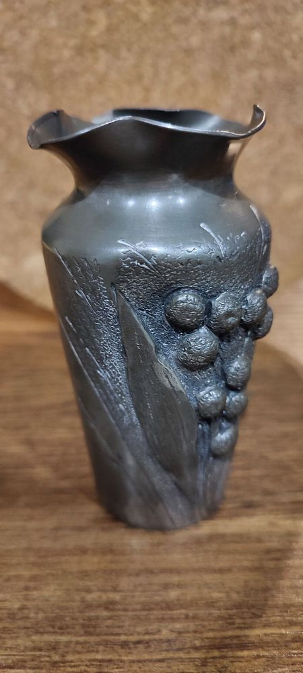 Ancien petit vase en &eacute;tain No&euml;l Collet 