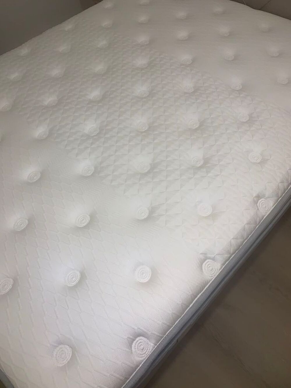 Matelas Queen size 160x200 - Etat neuf Meubles