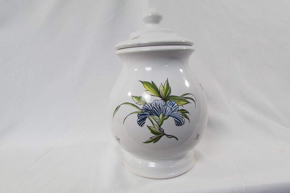 Pot avec couvercle
Décoration