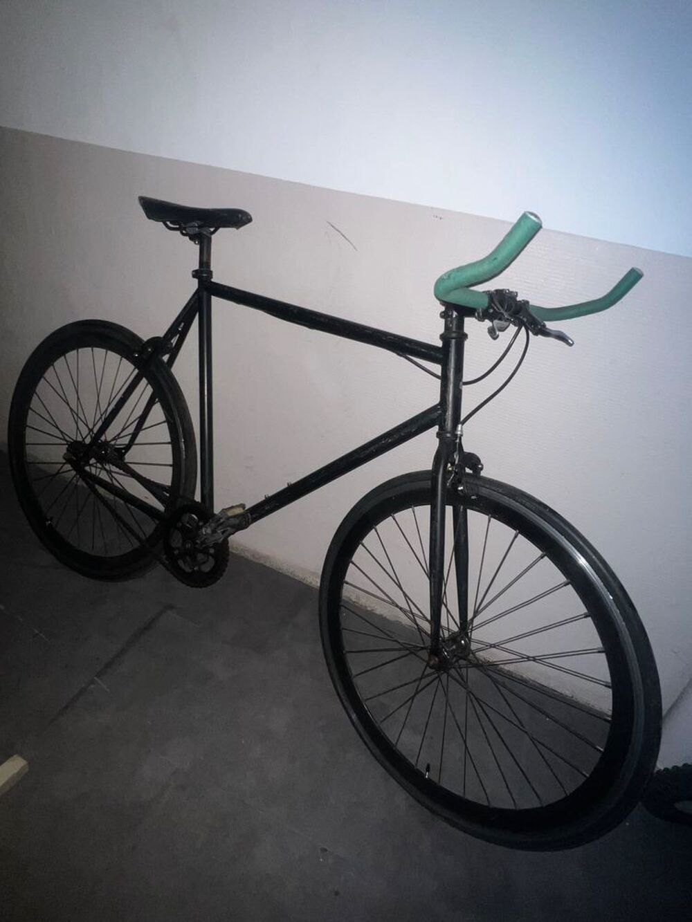 V&eacute;lo tr&egrave;s bon &eacute;tat couleur noir Vélos