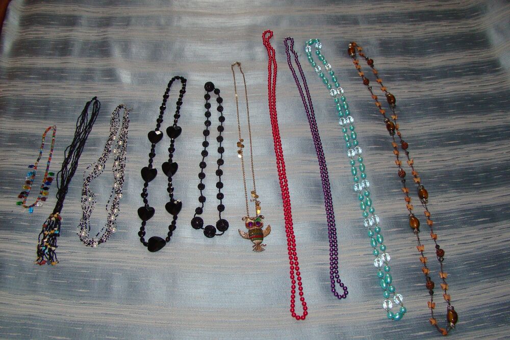 Lot de 10 colliers / sautoirs fantaisie Bijoux et montres