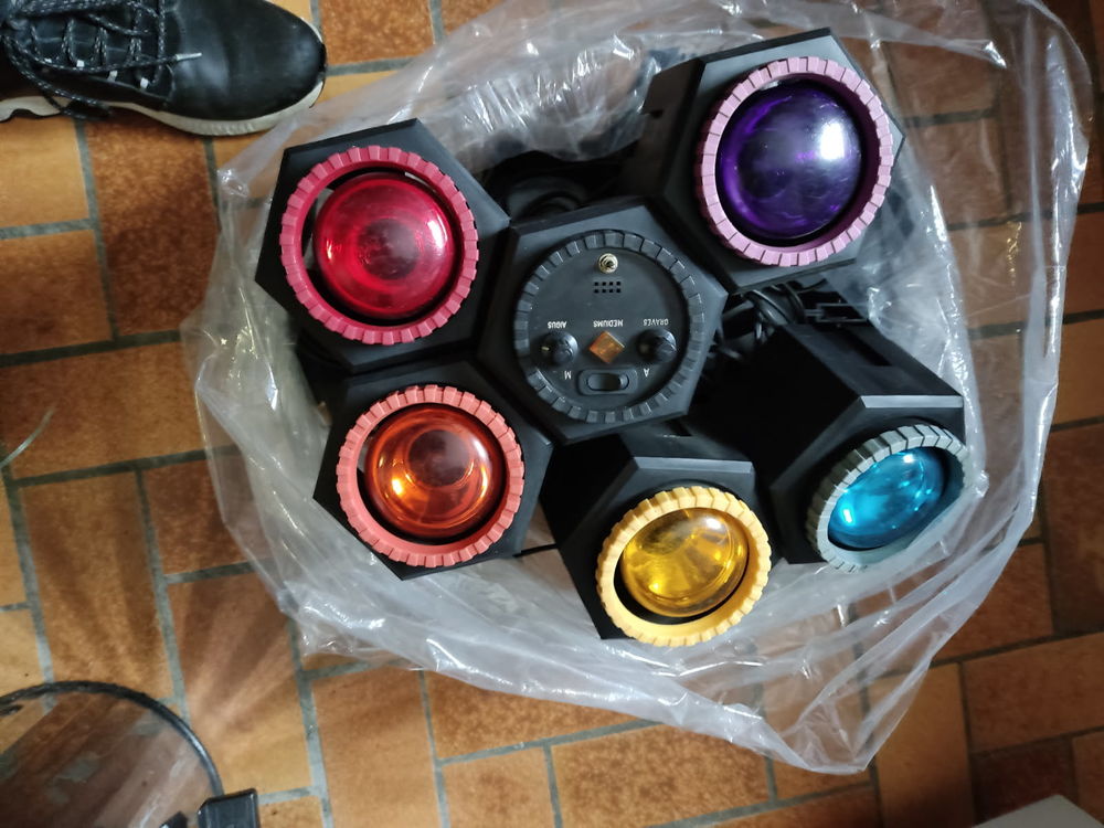 2 spots lumineux - effet discoth&egrave;que 
(10€ la pi&egrave;ce) Audio et hifi