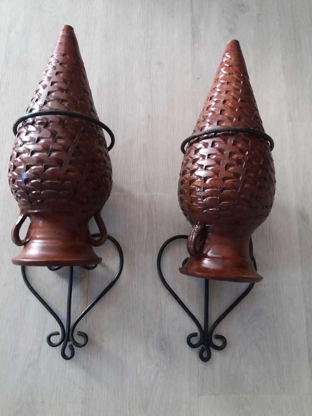 Deux vases en poutrie. 