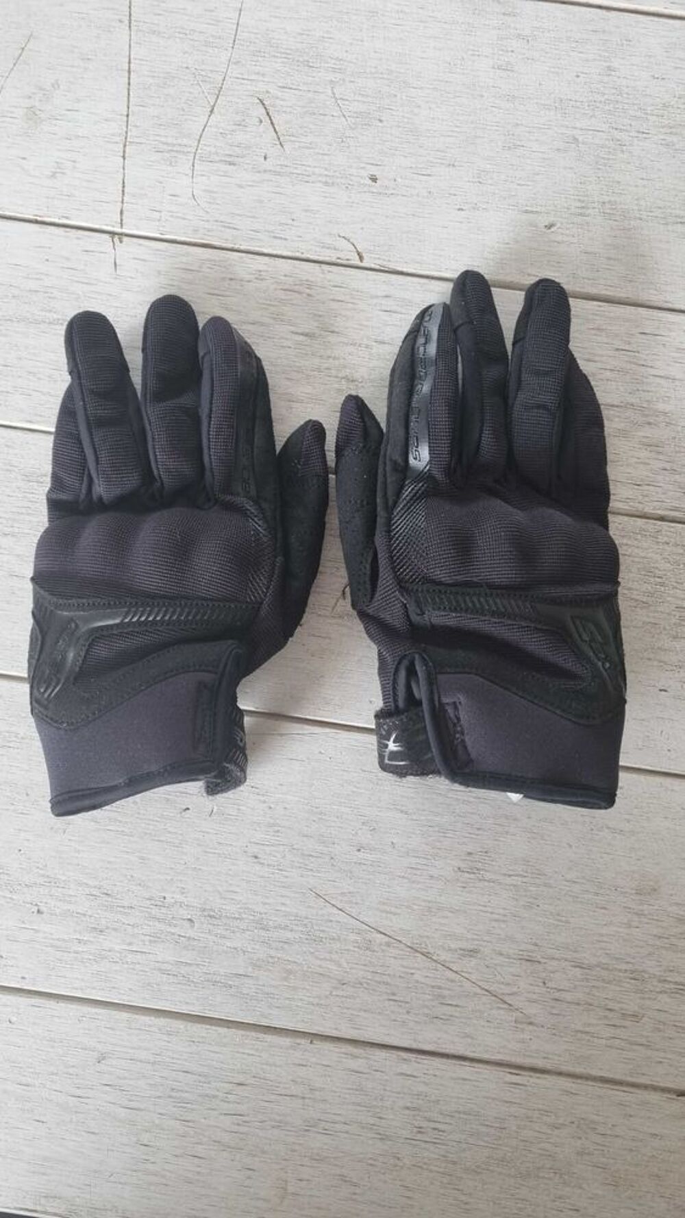 Un lot de tenue de moto femme Sports