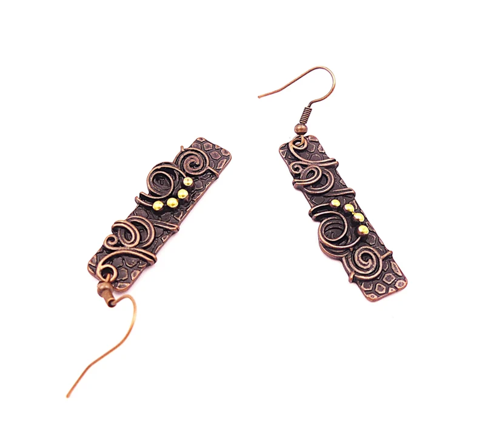 Boucles d'oreilles m&eacute;tal cuivr&eacute; travaill&eacute;es Bijoux et montres