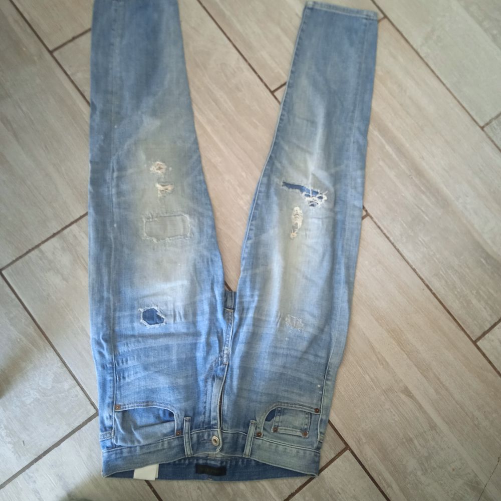 Jean bleu trou&eacute; sur doublure donc on ne voit pas la peau, un Vêtements