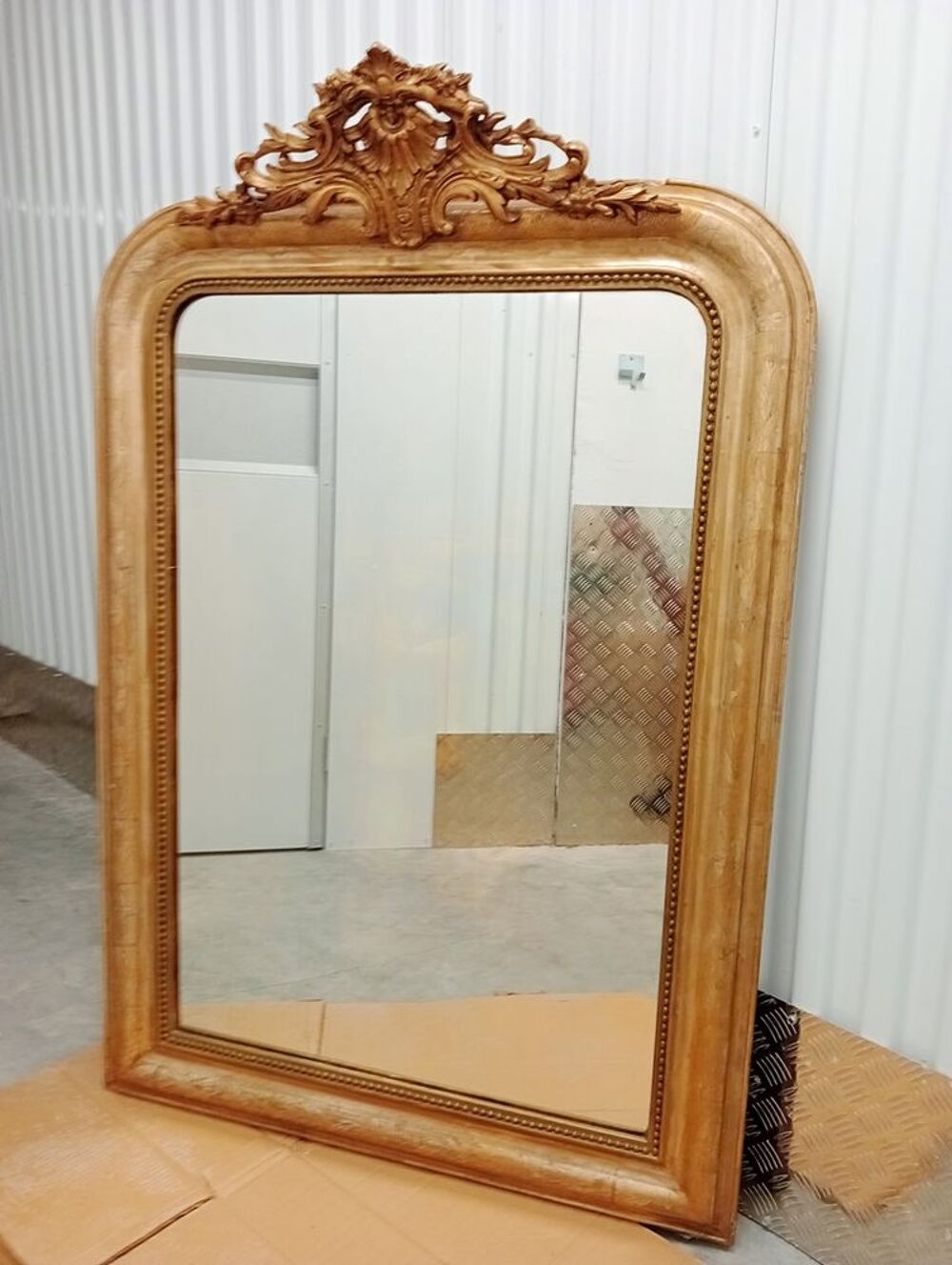 Miroir mural &agrave; fronton et moulures en bois dor&eacute;es D�coration