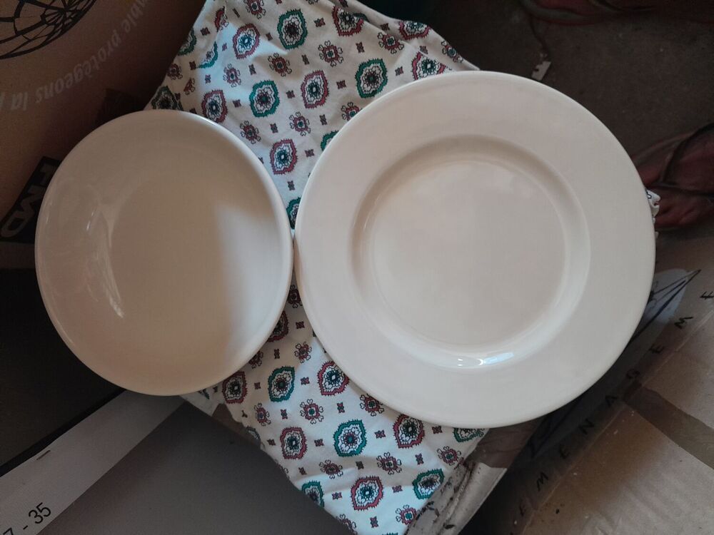 Assiettes plates et creuses en c&eacute;ramique cr&egrave;me Cuisine
