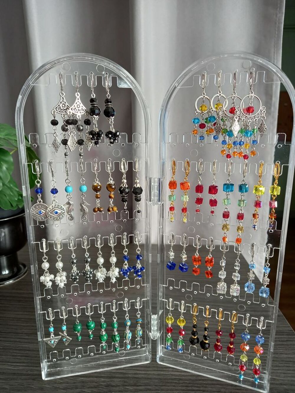 une collection de bijoux fantaisie Bijoux et montres