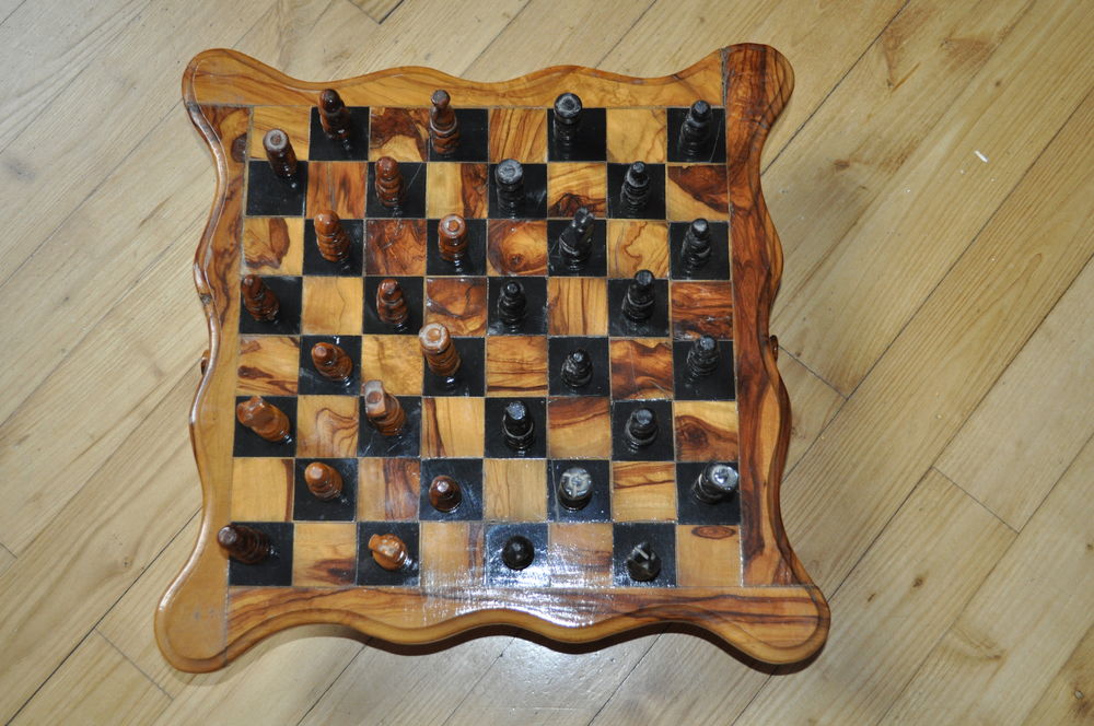 jeu d'echec en bois vernis comme neuf aec tous ses pions Décoration