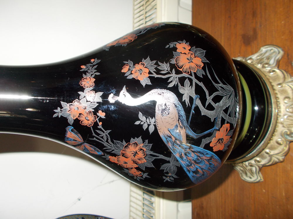 Ancienne lampe a p&eacute;trole en c&eacute;ramique d&eacute;cor&eacute;e 
