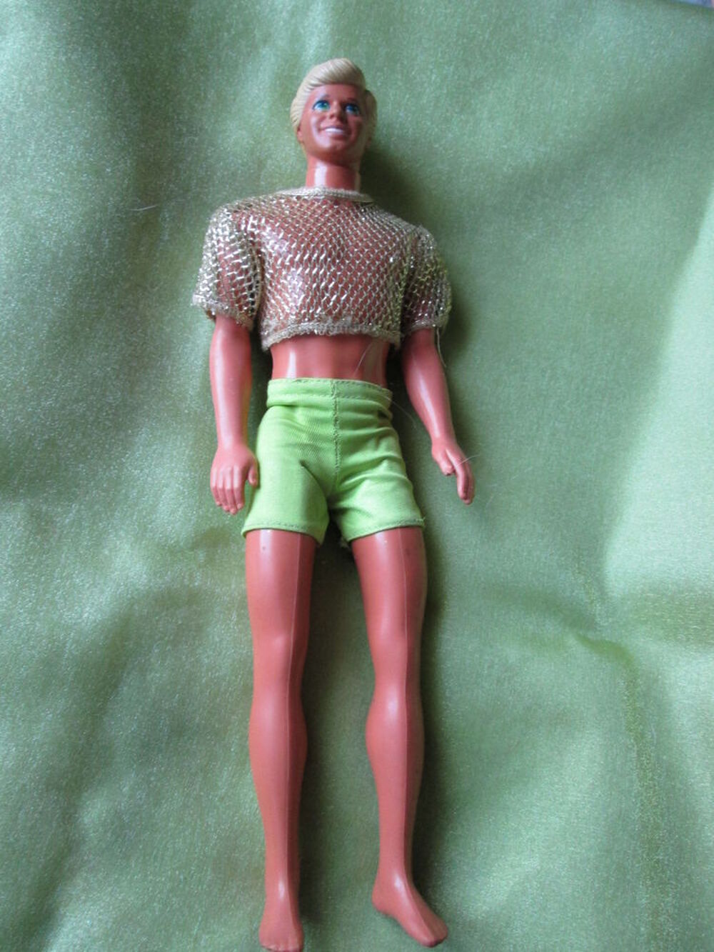 Poup&eacute;e mannequin homme ,Mattel , Ken , blond , en short Jeux / jouets