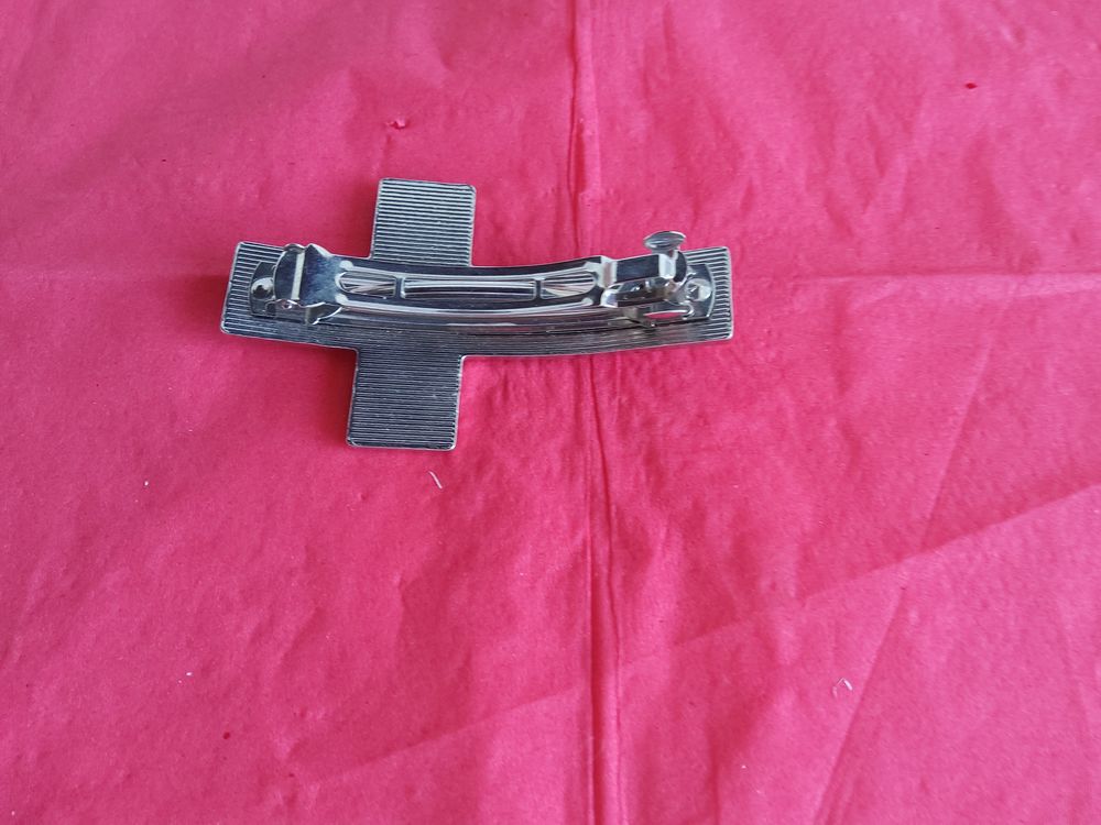 BARRETTE forme croix Bijoux et montres