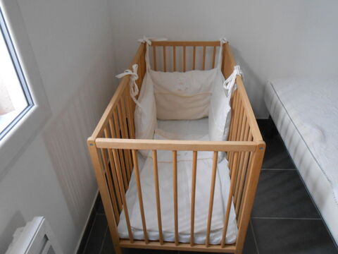 Lit bébé avec matelas ,tour de lit rembouré. 60 Roquebrune-sur-Argens (83)