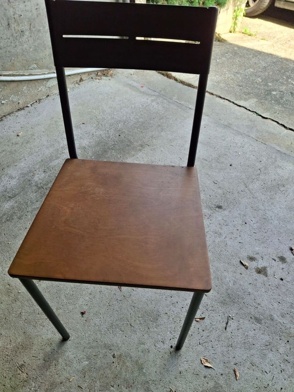 Table d'appoint et sa chaise assortie Meubles