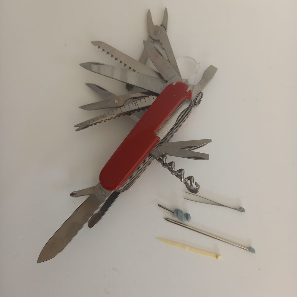 Couteau de poche Victorinox de taille moyenne avec 33 foncti Bricolage