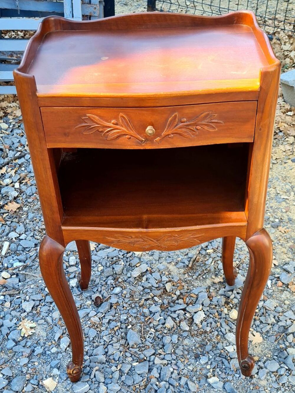 Table de chevet /de nuit, type proven&ccedil;al, style LXV Meubles