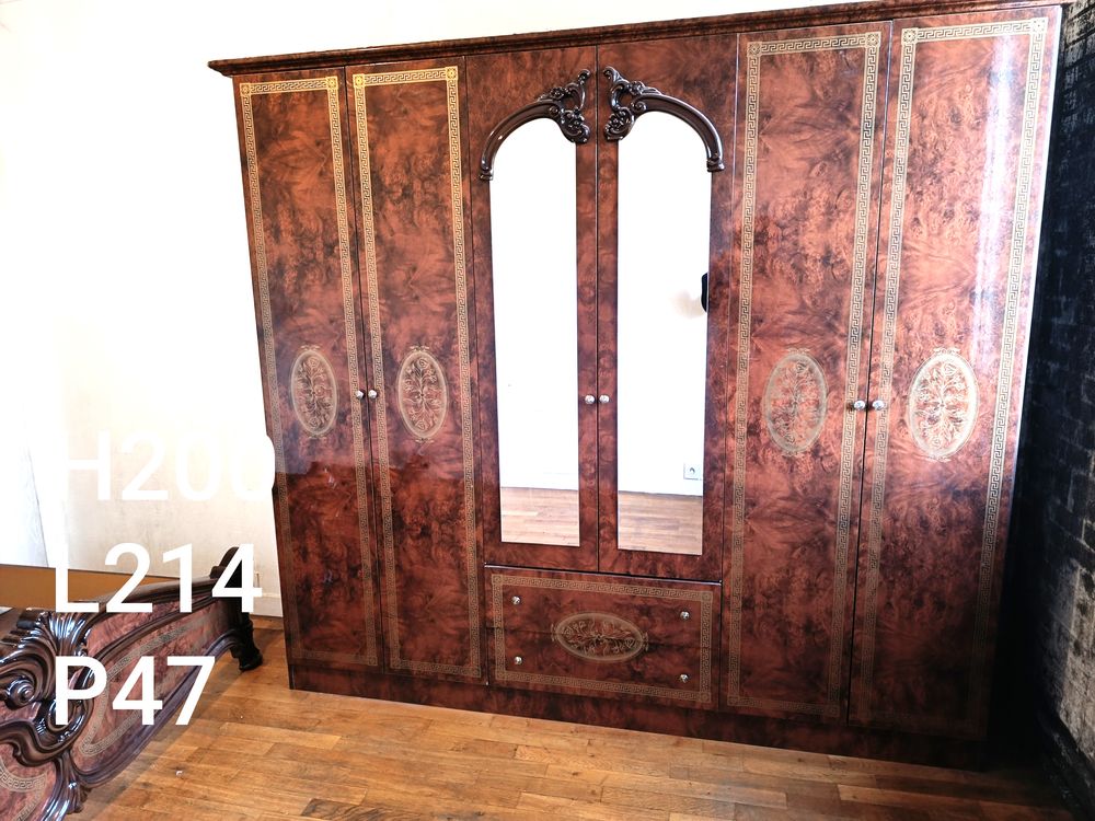 GRANDE ARMOIRE QUASI NEUVE
6 PORTES 2 TIRROIRS
Meubles