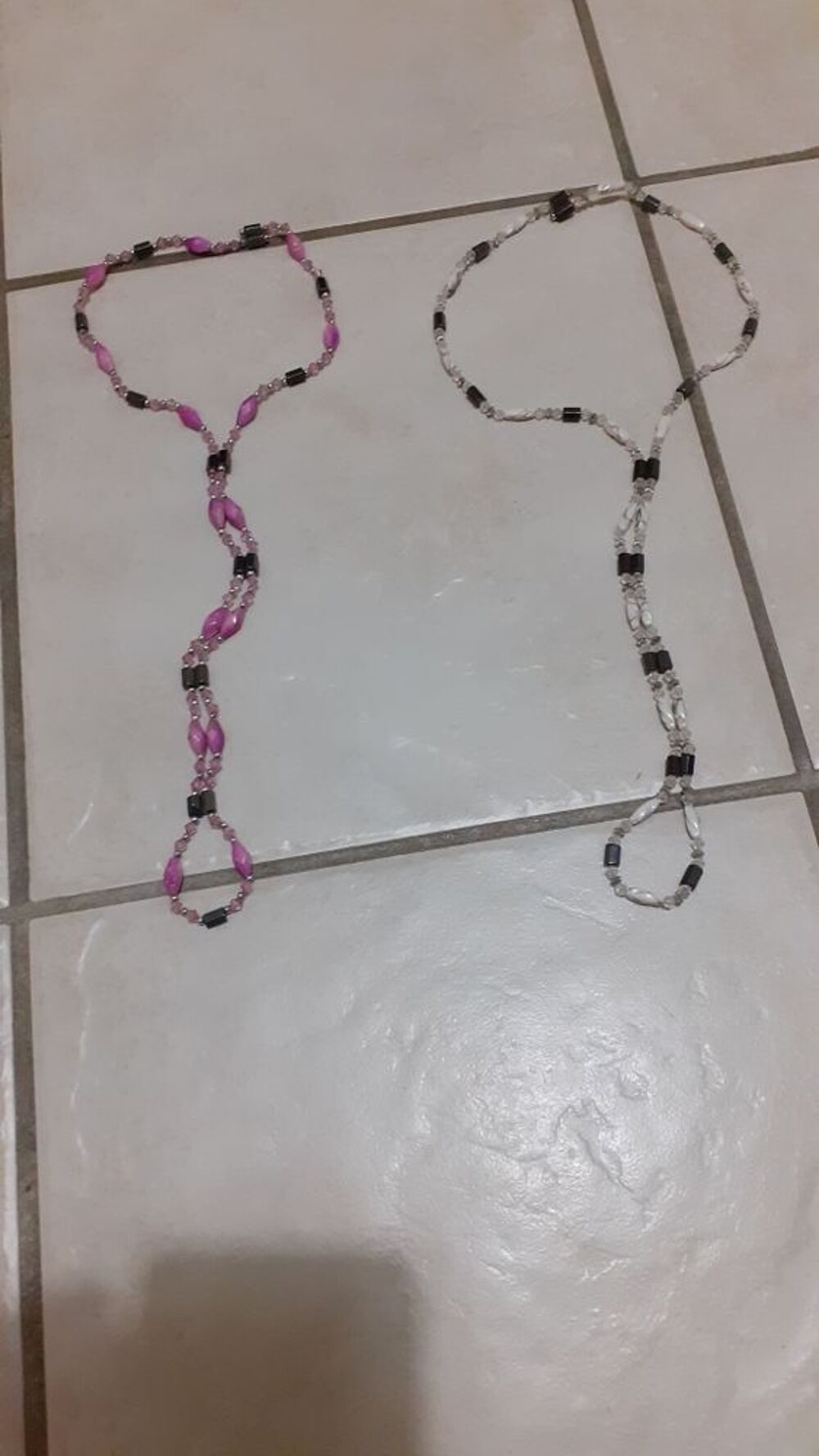 Colliers ou bracelets aimant&eacute;s Bijoux et montres