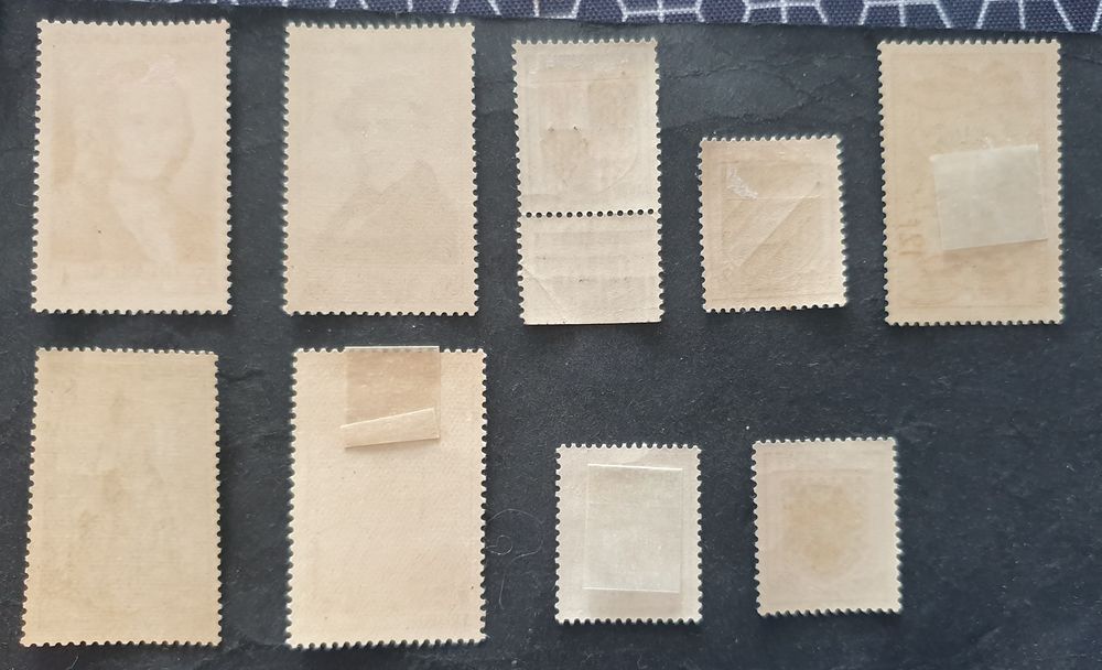 Entre 947 et 959 timbres avec charni&egrave;re 