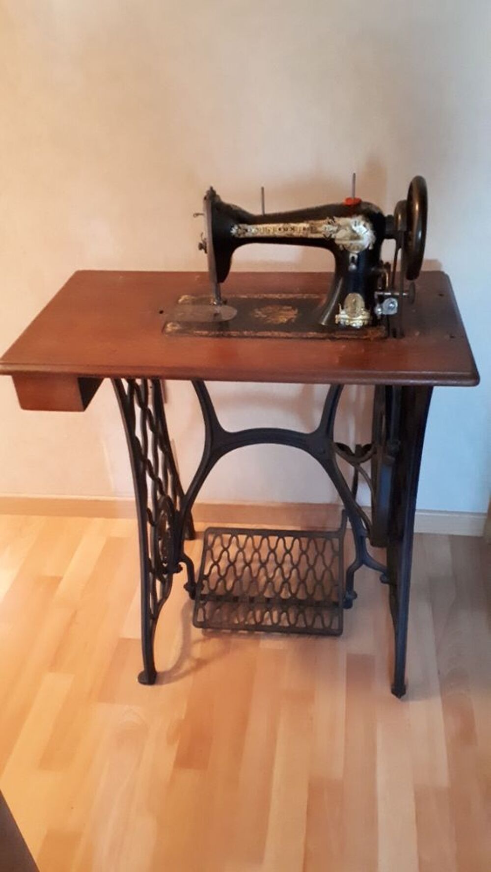 machine &agrave; coudre retro &agrave; p&eacute;dale Meubles