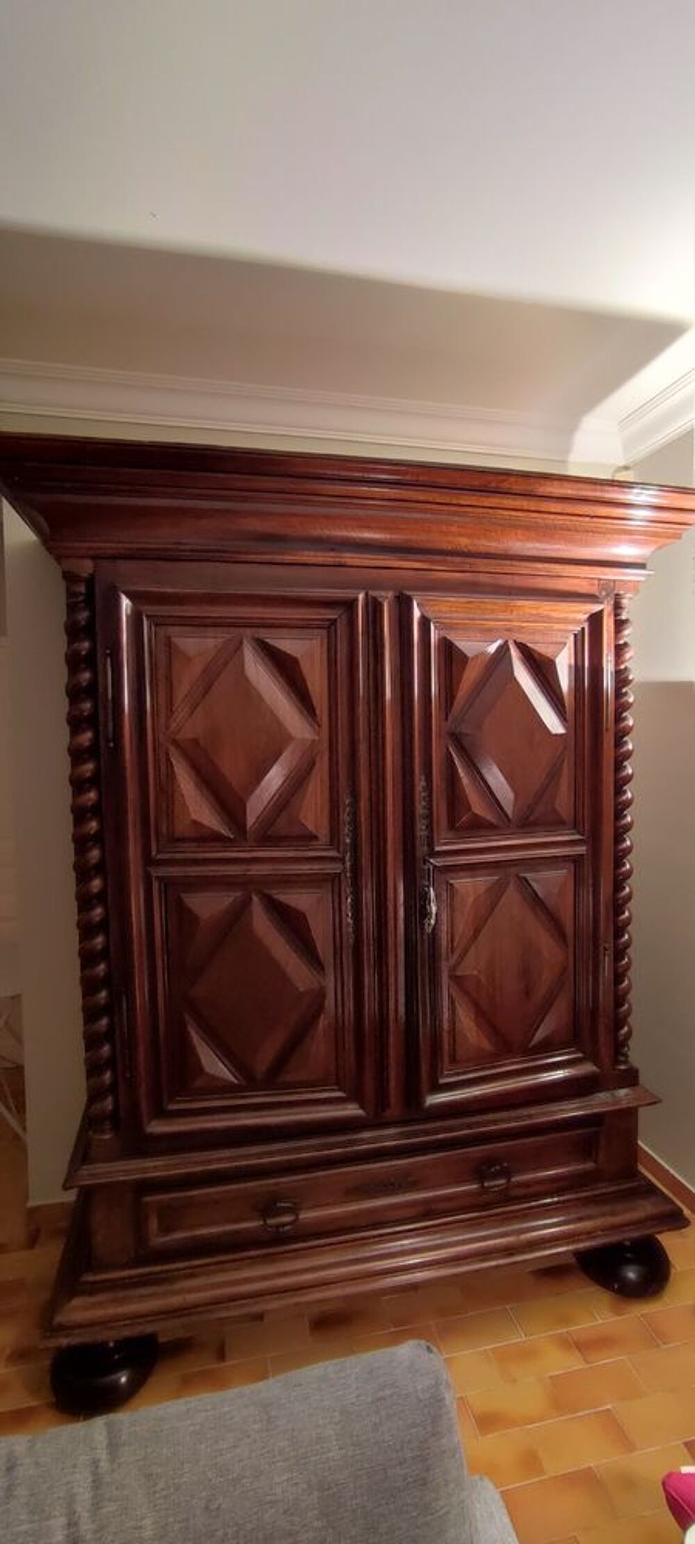 Armoire en noyer Louis XIII d'&eacute;poque Meubles