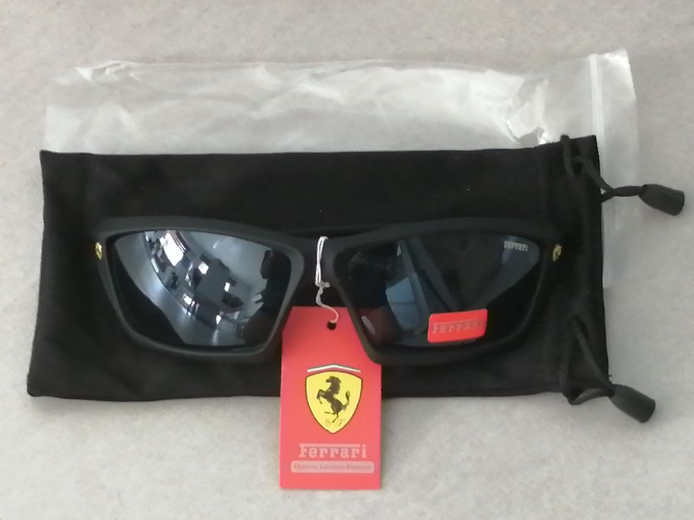 Paire de lunettes Ferrari NEUVES Bijoux et montres