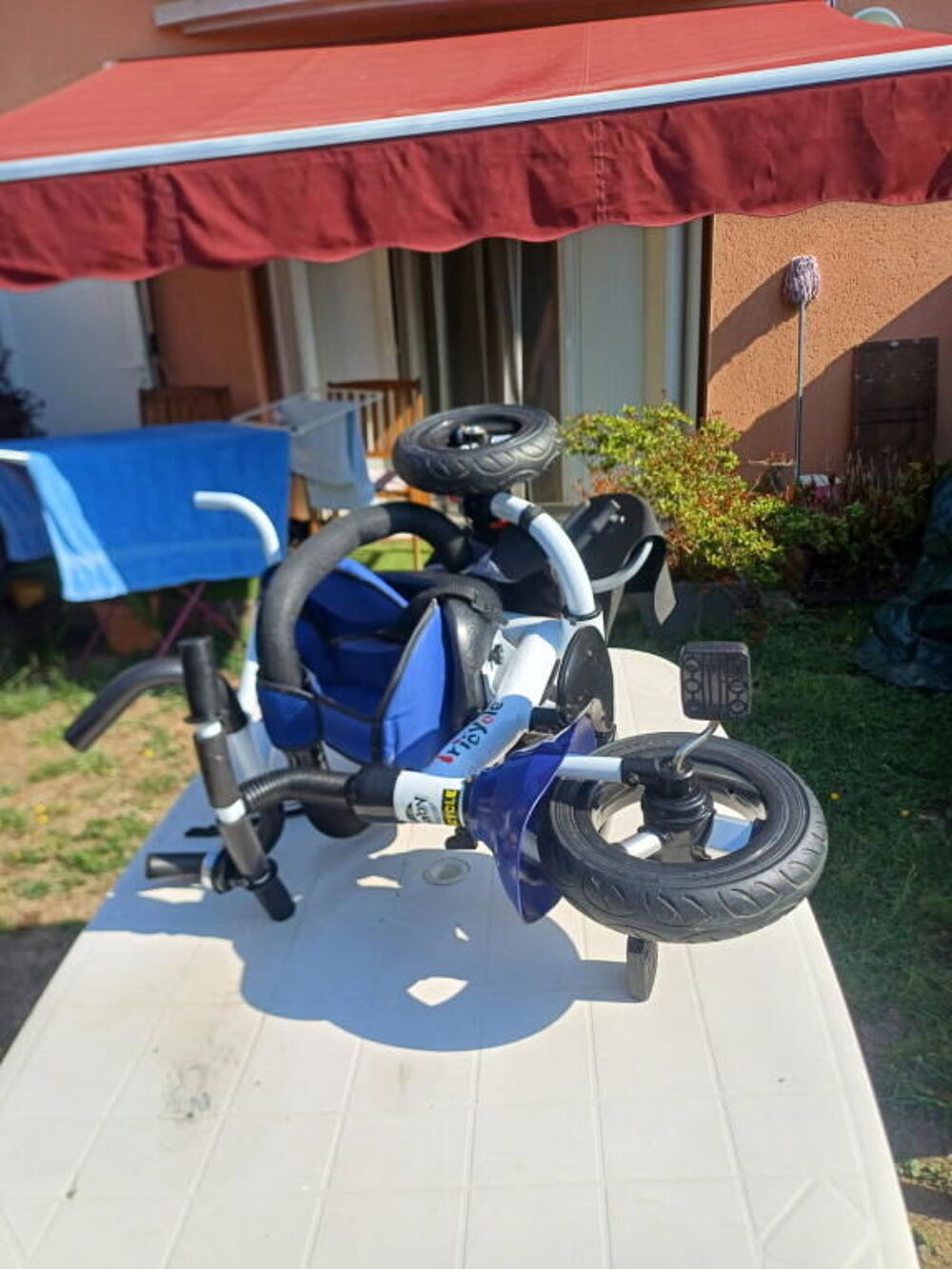 Tricycle enfant bleu avec harnais Vélos