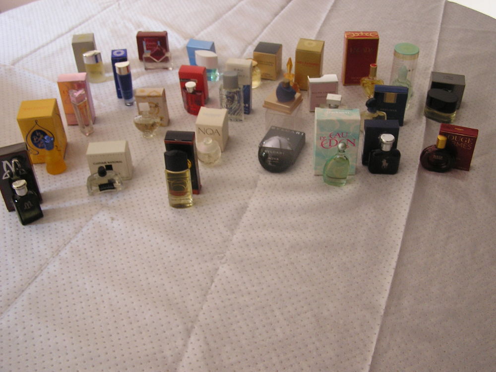 miniatures de parfums pleines avec boite ou &eacute;crin en neuf 
