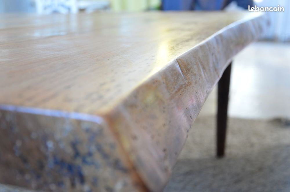 Table basse en noyer massif bords live edge, avec papillons Meubles