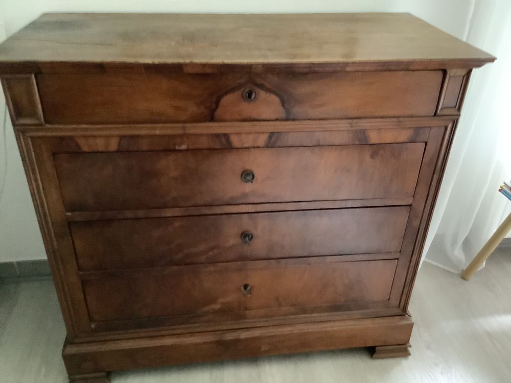 Commode ancienne,ligne sobre.joli bois Meubles