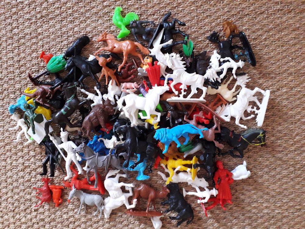 Lot de 99 figurines / personnages Jeux / jouets