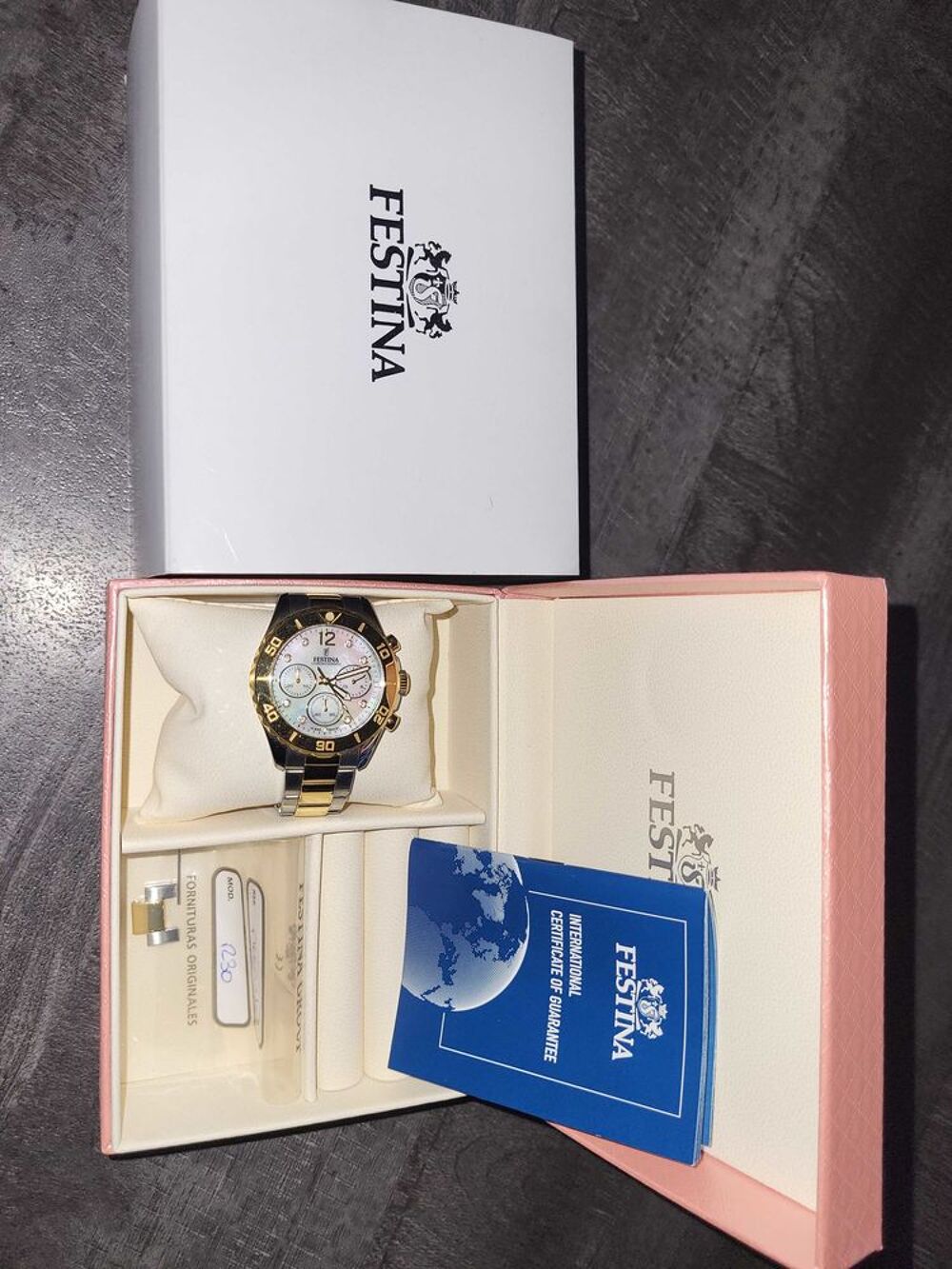 Tr&egrave;s jolie montre Festina femme excellent &eacute;tat. Bijoux et montres