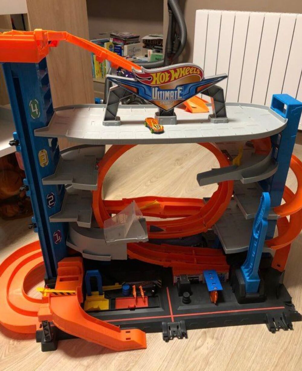 Garage hotwheels requin Jeux / jouets