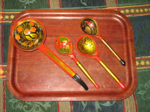 Lot de 4 cuillers russes en bois d�cor�. TBE. 5 Donnemarie-Dontilly (77)