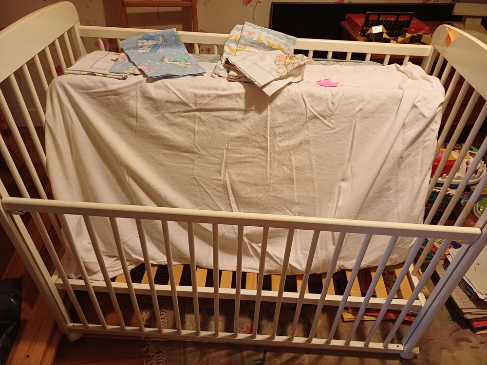 Lit b&eacute;b&eacute; &agrave; barreaux et matelas Mobilier enfants