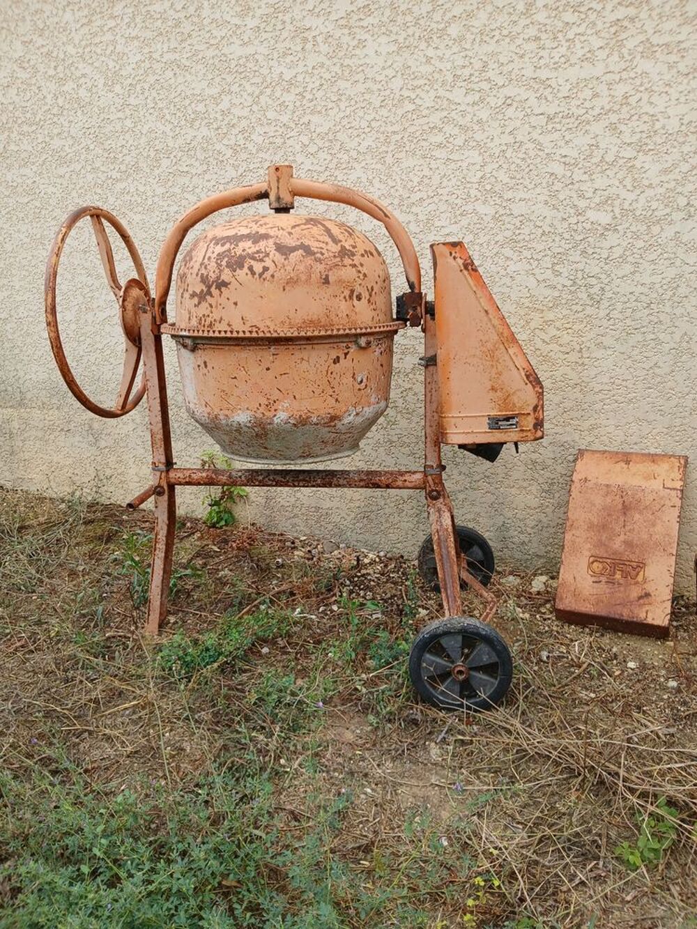 B&eacute;tonni&egrave;re m&eacute;tal orange ancien mod&egrave;le Bricolage