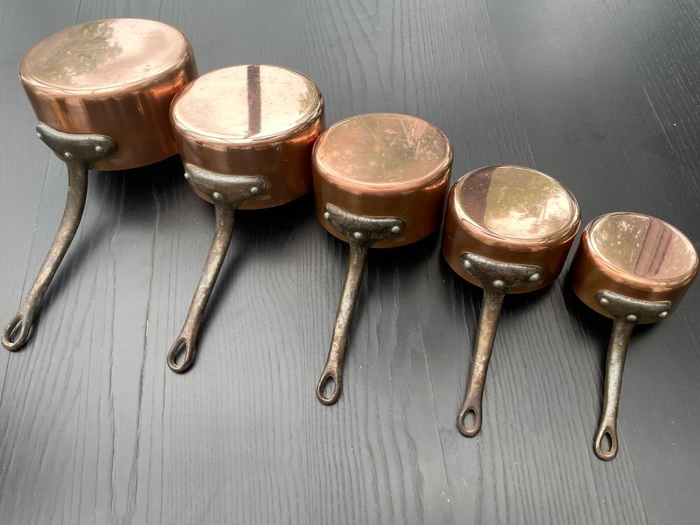 SERIE DE 5 CASSEROLES EN CUIVRE Décoration