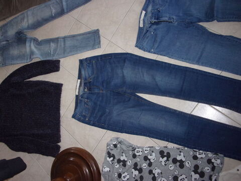 un jean blanc
un jean noir uni
un jean bleu clair
3 Annonay (07)